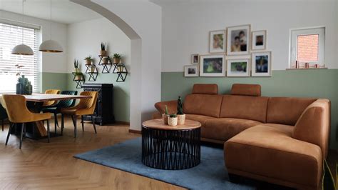 Voorbeeld van een woonkamer met een geschilderde betonnen muur in een trendy kleur