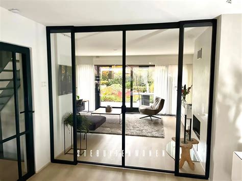 Illustratie van een moderne woonkamer met een glazen binnendeur die licht doorlaat en ruimte creëert.