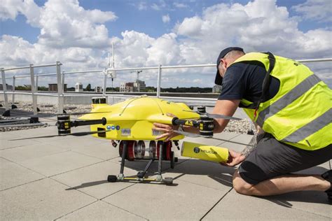 Drone- of fotoillustratie van plafondonderhoudsset
