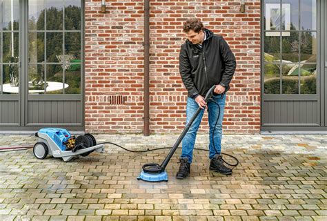 Schematische weergave van een hogedrukreiniger die een gevel reinigt, met indicatie van de juiste afstand en hoek van de straal.