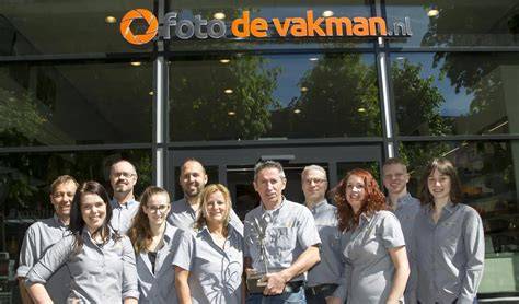 Foto van een vakman die lekkages opspoort met moderne apparatuur