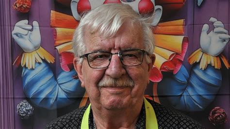 Afbeelding: portret van Martien Berkmortel met schildersatelier en kleurrijke werken