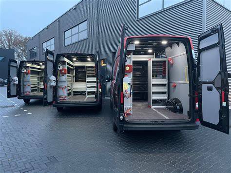 team monteurs laad bus in de ochtend