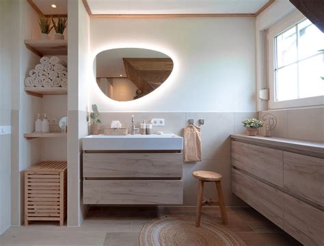 Illustratie van een sfeervolle landelijke badkamer met natuurlijke materialen en zachte kleuren.