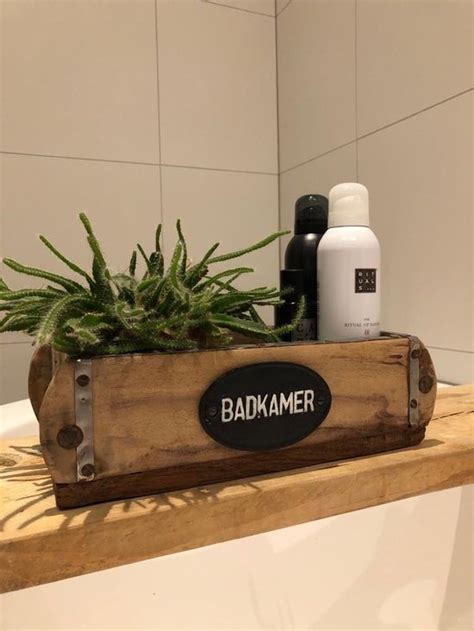 Collage van diverse landelijke badkameraccessoires zoals planten, houten lijsten en rotan manden.