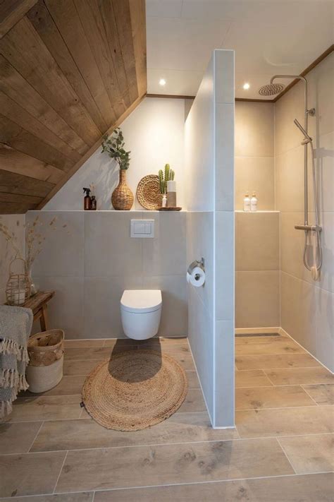 Voorbeeld van een moderne landelijke badkamer met inloopdouche en houten accenten.
