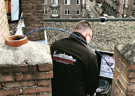 Schoorsteenveger in actie met camera-inspectie