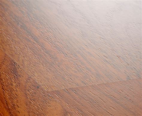 Een voorbeeld van de Quick-Step Eligna EL996 laminaatvloer in Merbau kleur, die de houtnerfstructuur toont.