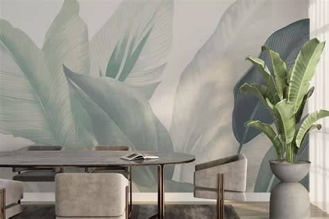 Behang met tropische bladeren en botanische illustraties in groene tinten
