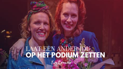 Artistieke foto van Christine Oele (VanWyck) op het podium, met een focus op de ingetogen sfeer van haar muziek.