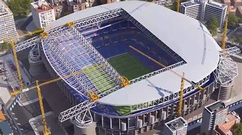 Overzicht van een modern uitschuifbaar dak in een stadion