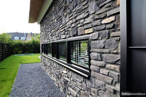 Voorbeeld: 3D natuursteen strips op een wand