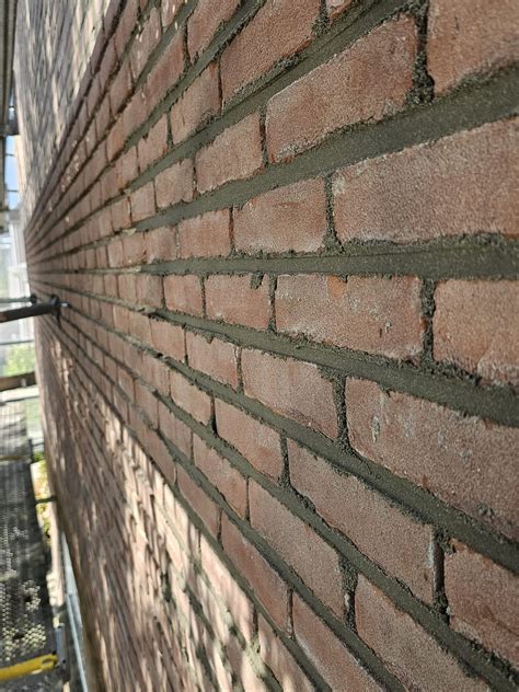 Close-up van voegwerk en detail van een steenstrip