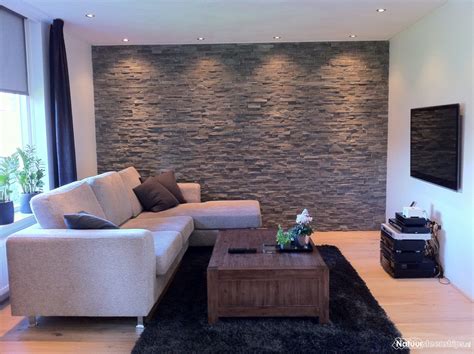 Conceptontwerp met steenstrips in een moderne woonkamer