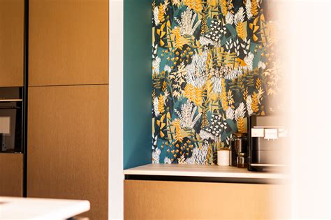 Montage van diverse ruimtes met creatief toegepast behang, zoals achter een aanrecht of op een plafond