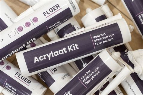 Illustratie van een witte acrylaat kit die wordt aangebracht op een plint.