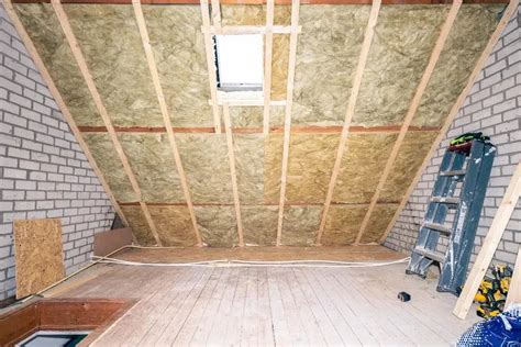 Illustratie van een geïsoleerde zolder met glaswol