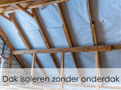 Detail van isolatiemateriaal tussen dakbalken