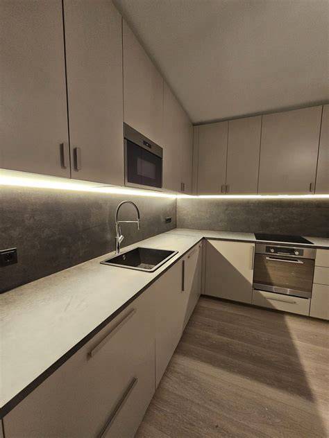 Voorbeeld van een afgewerkte LED strip installatie met hoekprofiel onder keukenkastjes