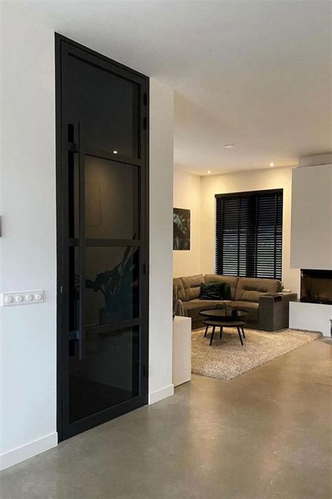 Illustratie van een binnendeur met rookglas in een moderne woonkamer.