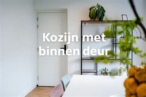 Schema met de afmetingen van een binnendeur met kozijn en uitleg over draairichting.
