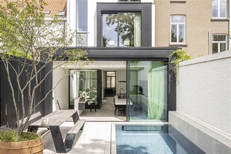 Artist impression van een rijwoning met een moderne achterbouw en contrasterende gevelstenen.