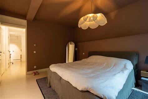 Beeld van een plafond dat lichter is dan de muren, met hoog contrast
