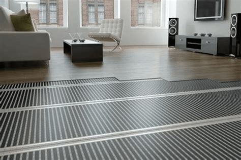 Gedetailleerde illustratie van de installatiestappen van infrarood vloerverwarming.