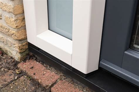 Vergelijking van een houten onderdorpel en een kunststof onderdorpel, met nadruk op onderhoud en duurzaamheid.