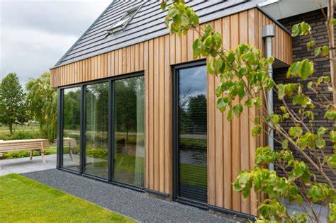Thermisch gemodificeerd hout in gevelbekleding: stabiel, donker, met warme tint