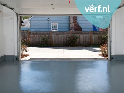 Foto van een garagevloer geverfd met een duurzame betonverf of coating.