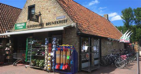 Infographic over Spar Brunekreef en Schiermonnikoog (netwerk van personeel, seizoen, woonplekken)