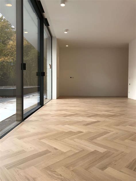 foto van een gerenoveerde parketvloer in een woonkamer