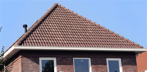 Illustratie die de voordelen van een schoon dak toont: langere levensduur, energiebesparing, voorkomt lekkages, mooiere uitstraling.