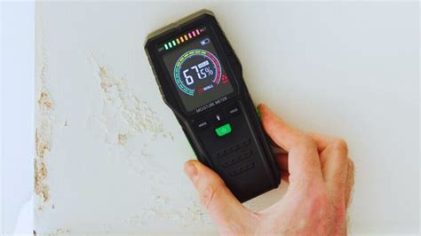 Schema dat de oorzaken van vochtproblemen op platte daken illustreert: infiltratie en condensatie.