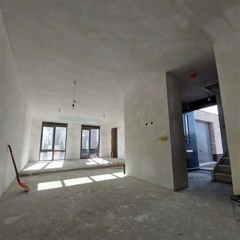 Illustratie van een huis met strak afgewerkte muren en plafonds.
