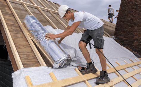 Visualisatie van isolatiefolie in een smalle ruimte, die een hoge isolatiewaarde biedt.