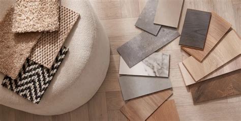 Verschillende soorten vloerbedekking, waaronder hout, PVC en tapijt, tentoongesteld in een showroom.