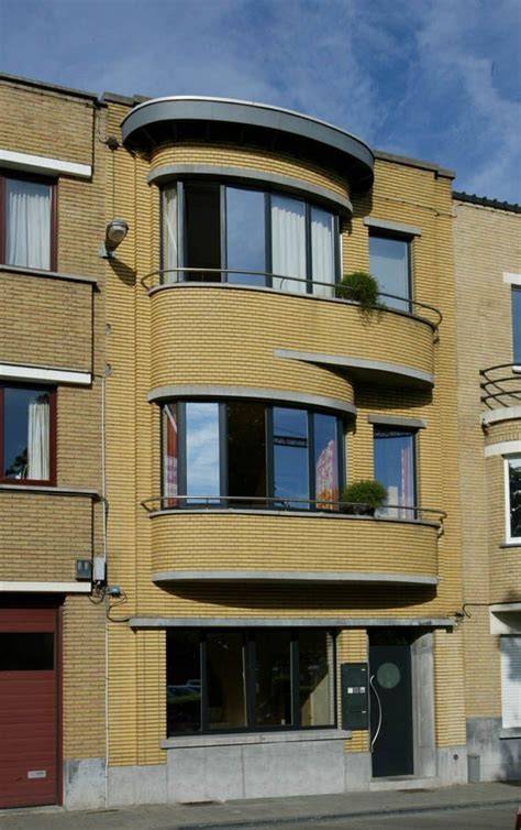 Voordeur in Amsterdamse gevel met Art Deco elementen