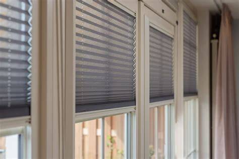 KeJe Splendid Pliss op draai-kiepraam in badkamer