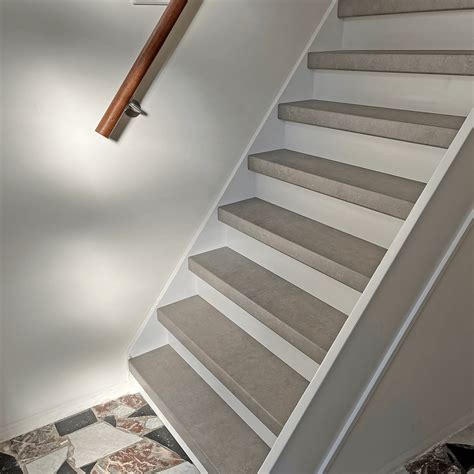 Overzet-treden traprenovatie met antislip toplaag en textuur