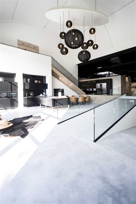 Afbeelding van een hal met hoog plafond en kroonluchter