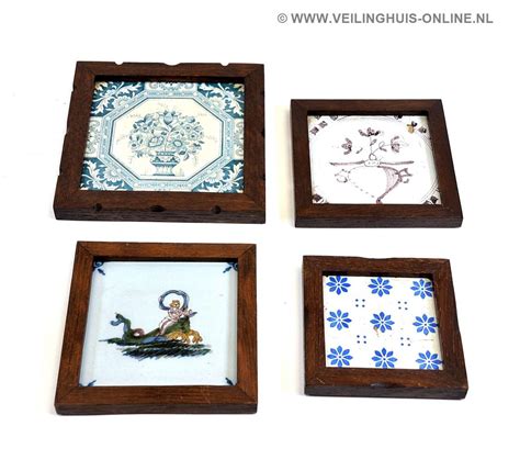Gedetailleerde foto van handgeschilderde antieke wandtegels met florale motieven