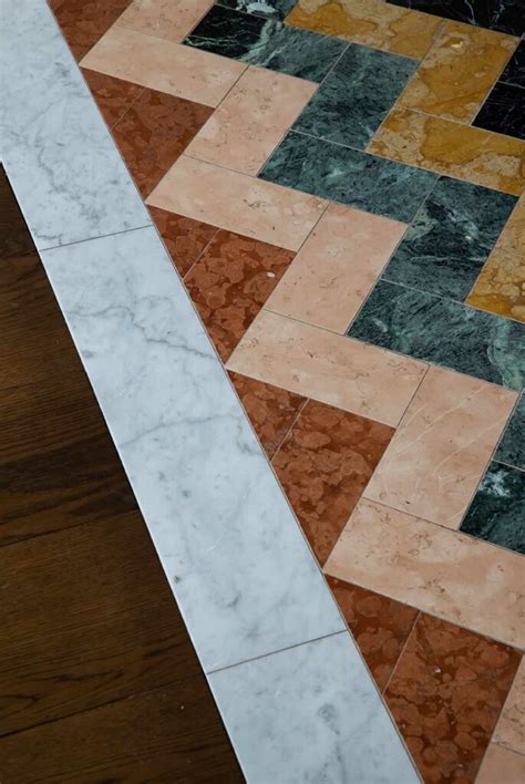 Voorbeeld van een antieke marmeren vloer met verschillende kleurschakeringen en patronen