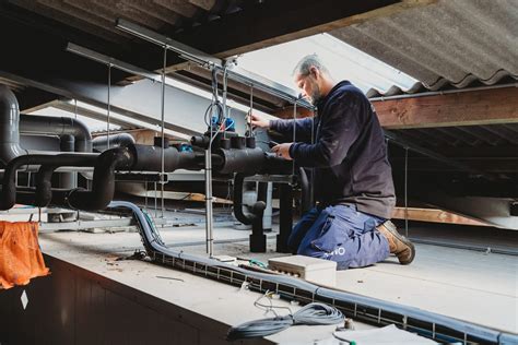 Een afbeelding van een Karwei Klusservice monteur aan het werk.