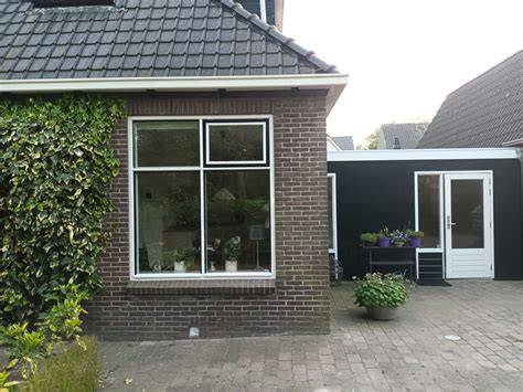 donkere bakstenen witte kozijnen voorbeeld