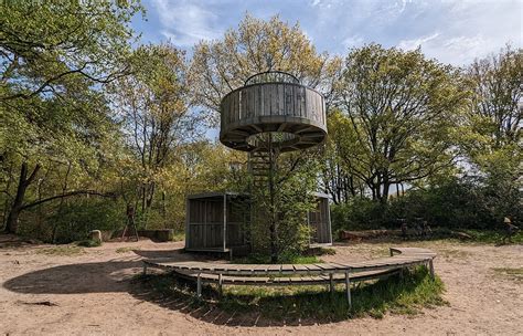Illustratie van wandelroutes door Luntersche Buurtbosch en de uitkijktoren De Hessenhut