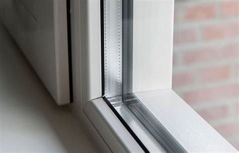 Detailfoto van verschillende raamhoutprofielen met sponningen voor enkel en dubbel glas