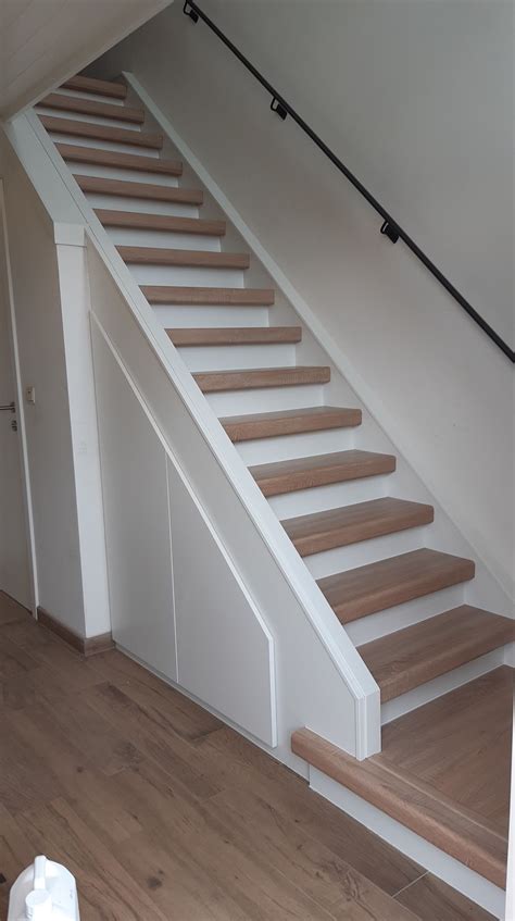 Foto: De trap voor renovatie met verwijderen van bekleding