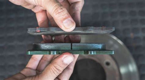 illustratie van verschillende asbestproducten zoals golfplaten, remblokken en isolatiemateriaal